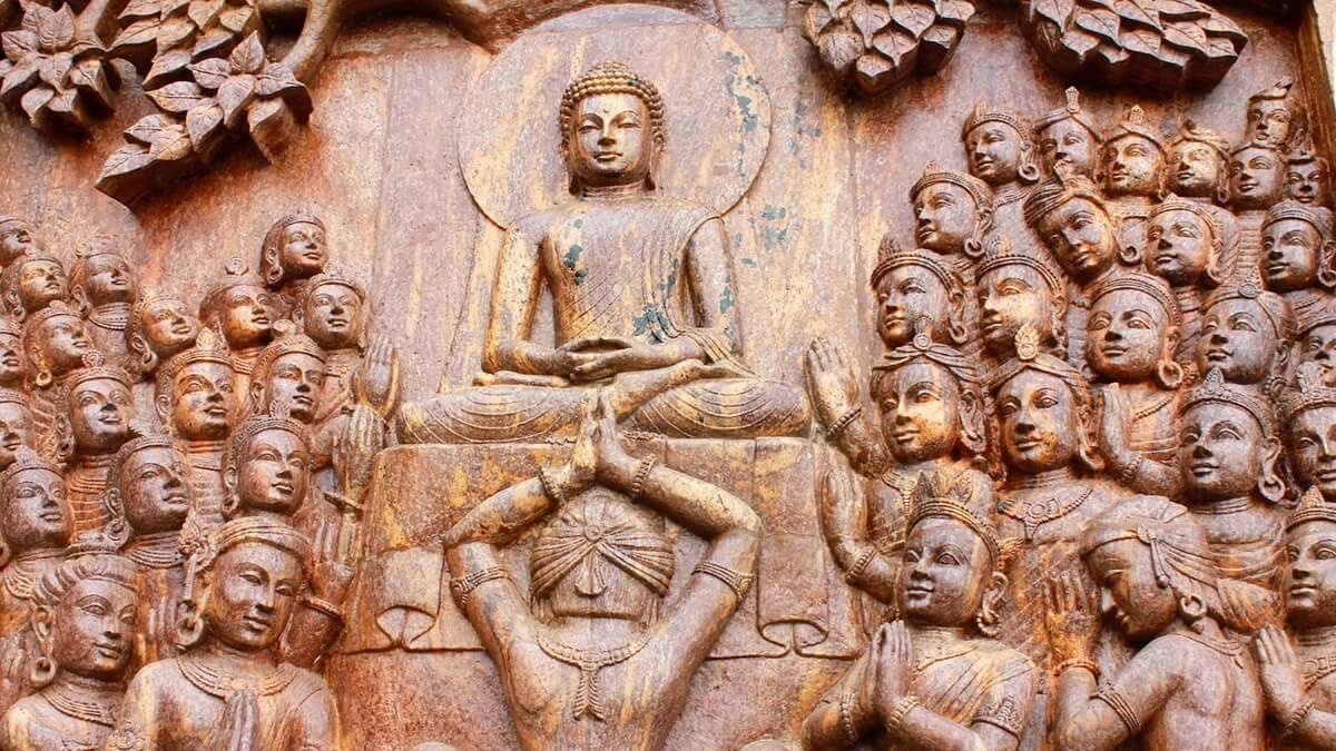 人びとに説法をする仏さま