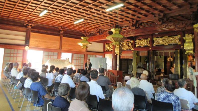 2019年円龍寺秋季永代経法要。写真は本山布教使による本堂法話の様子。