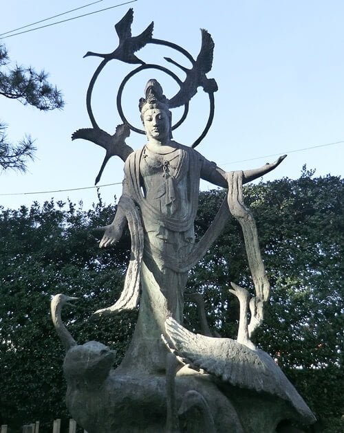 中津万象園にある白鳥観音。作者は名鷲岳了（僧侶）