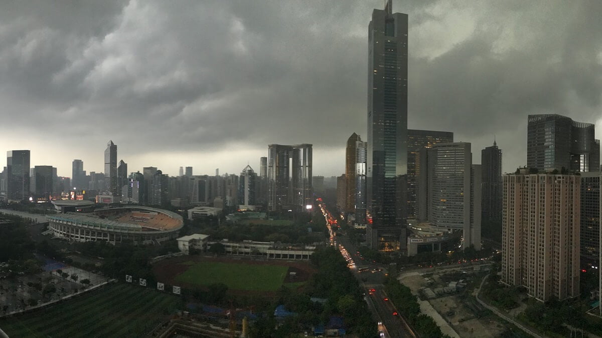 台風に襲われる都市