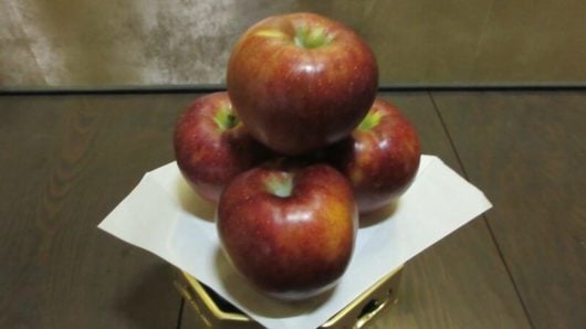 仏前への正しいリンゴの置き方。ヘタを上にする