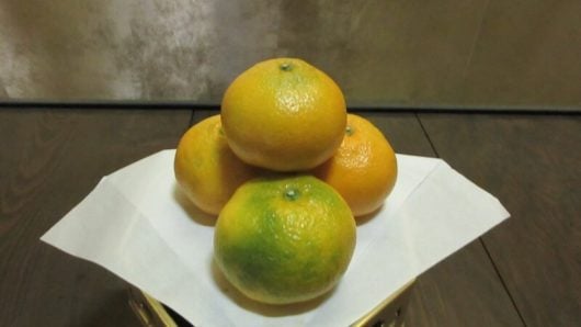 仏前への正しいミカンの置き方。ヘタを上にする