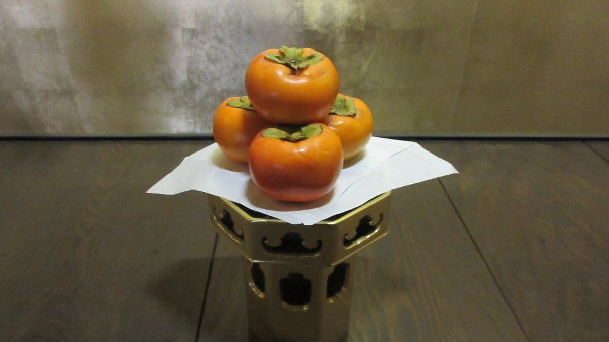 How to place the correct persimmon to the Buddha