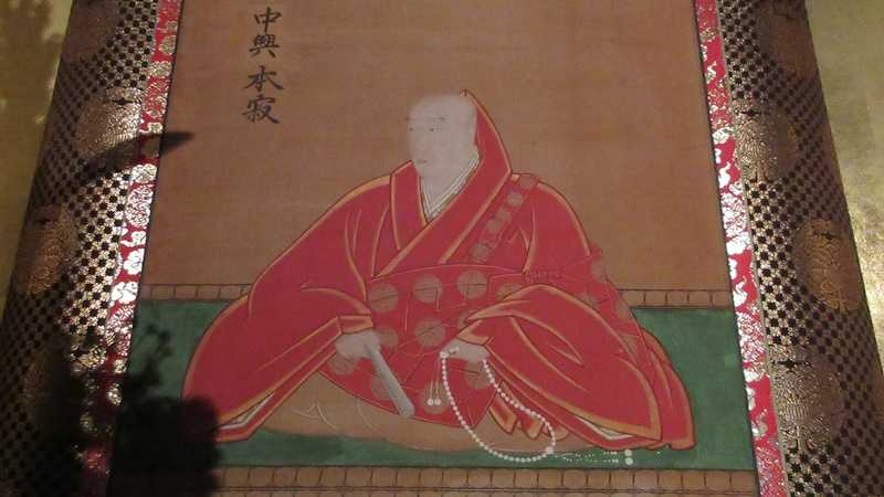 本寂上人は真宗興正派興正寺の27世住職。中興の祖として末寺のお堂に、お姿の軸が掛けられる