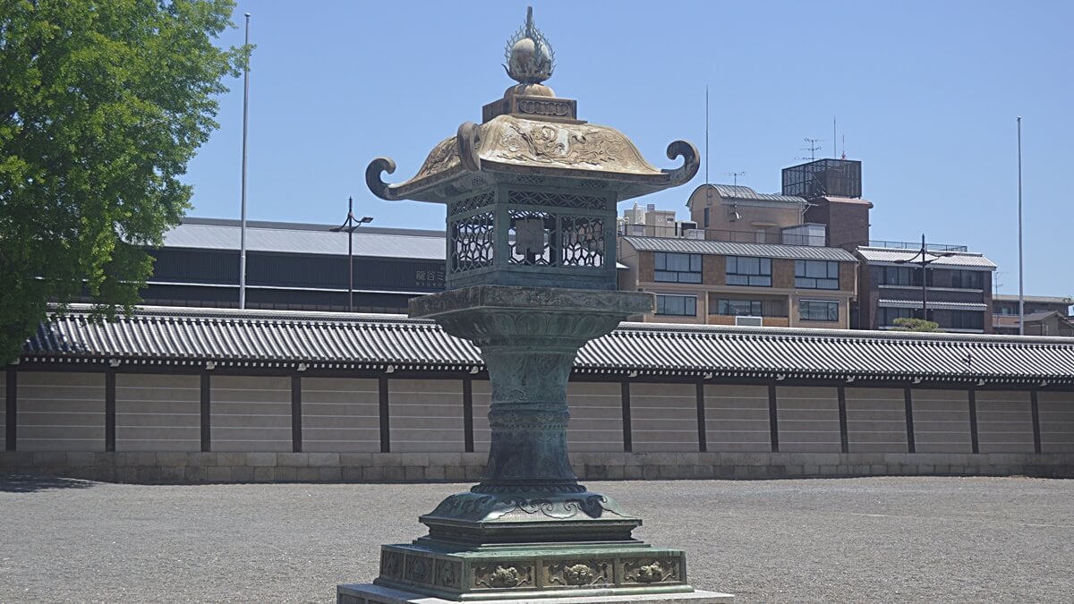 寺（西本願寺）の灯籠