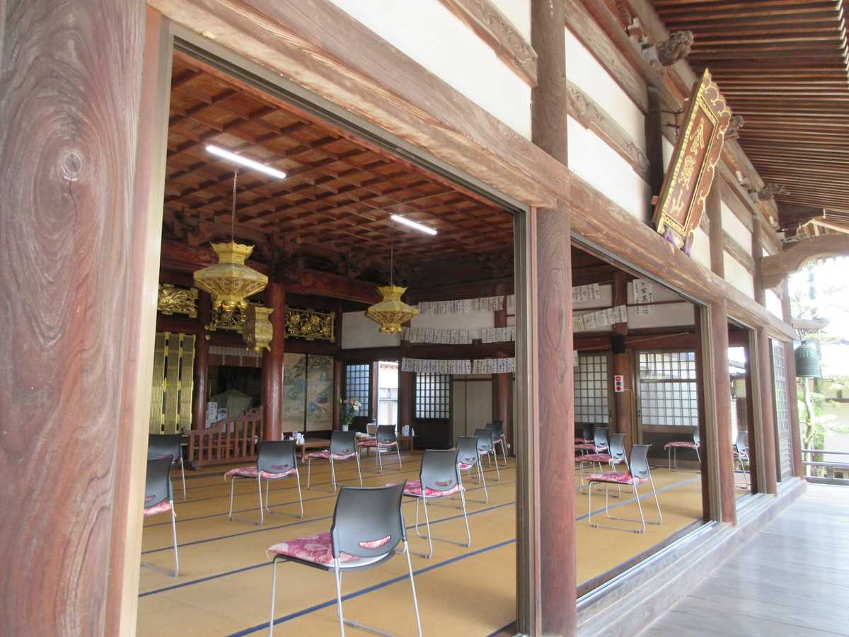 お堂の扉を外して換気・風通しを良く
