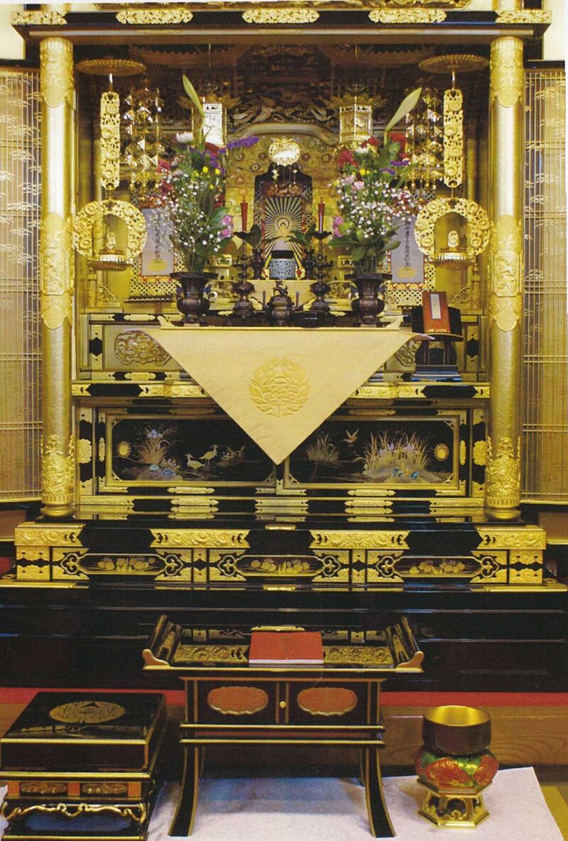 浄土真宗の大切な仏事（報恩講）での仏壇の飾り方の例
