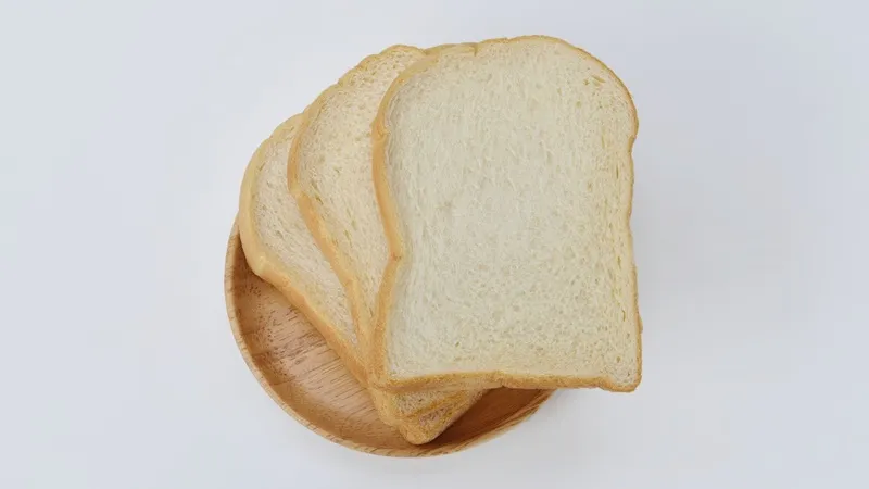 Cutting bread