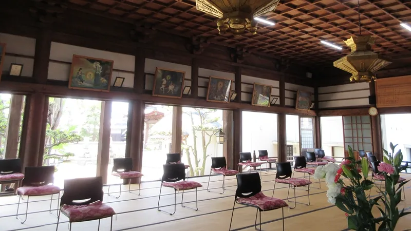 円龍寺本堂の後ろ（お堂の南の壁の上）に掛けられている釈尊絵伝。
お釈迦さまのご生涯が6枚の絵で紹介されている。

